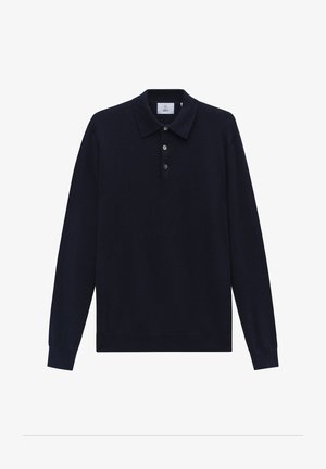 Marineblauw poloshirt met lange mouwen van zachte stof, met een klassieke kraag, een knoopsluiting met drie knopen en geribbelde manchetten. Geen patronen of accenten.