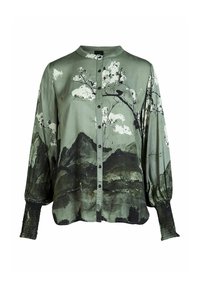 Grøn silke bluse med bjerg- og skymønster, knaplukning foran, lange puffærmer med smockede manchetter og en rund krave.