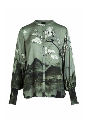Grøn silke bluse med bjerg- og skymønster, knaplukning foran, lange puffærmer med smockede manchetter og en rund krave.