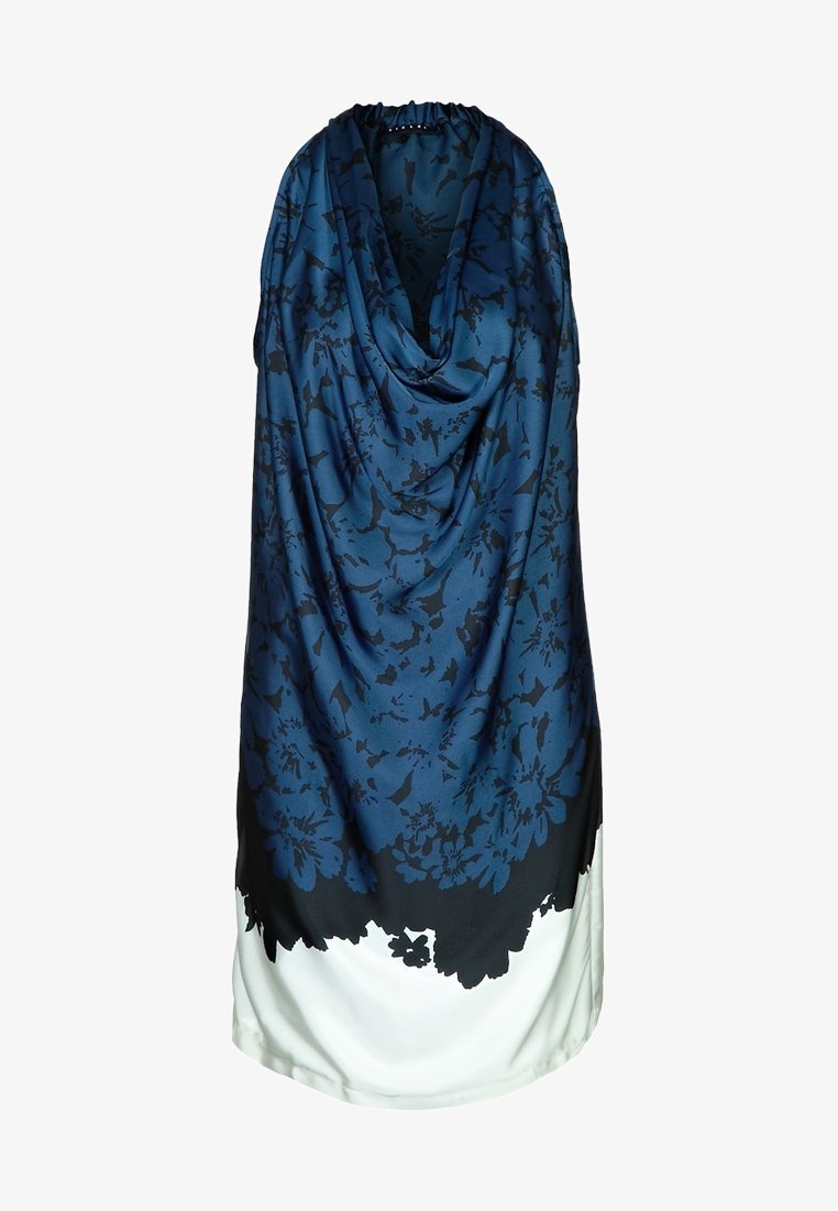 Robe sans manches avec encolure drapée type bénitier, motif floral bleu et noir sur le haut, et tissu blanc à l’ourlet.