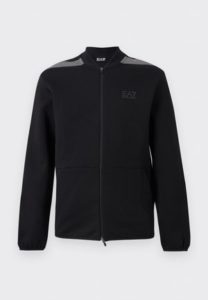 Μαύρο μπουφάν με φερμουάρ και ελαστικές μανσέτες, γκρι λεπτομέρειες στους ώμους και λογότυπο EA7 Emporio Armani στο αριστερό στήθος, εμφανιζόμενο σε λευκό φόντο.