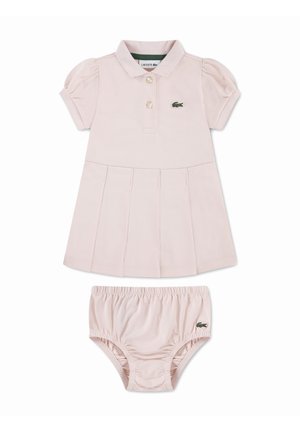 Vestitino rosa chiaro per neonati con maniche corte a sbuffo, colletto con bottoni, gonna plissettata e copripannolino coordinato, entrambi con logo del coccodrillo verde.