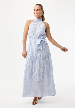 Jasnoniebieska sukienka maxi na szyję z kwiatowym wzorem, wcięciem w talii i paskiem do wiązania. Gładka tkanina z falbanami u dołu.