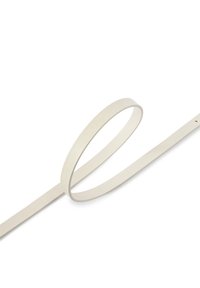 Sangle en cuir blanc avec une texture lisse, présentant une boucle circulaire plate et une extrémité droite avec un trou pour les attaches.
