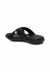 Chanclas negras de goma con suela texturizada, que cuentan con dos tiras cruzadas para un ajuste seguro. Sin acentos adicionales.