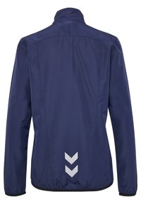 Marineblauer Windbreaker aus strukturiertem Material mit hohem Kragen und reflektierenden Chevron-Akzenten auf dem Rücken. Mit elastischen Bündchen und Saum.