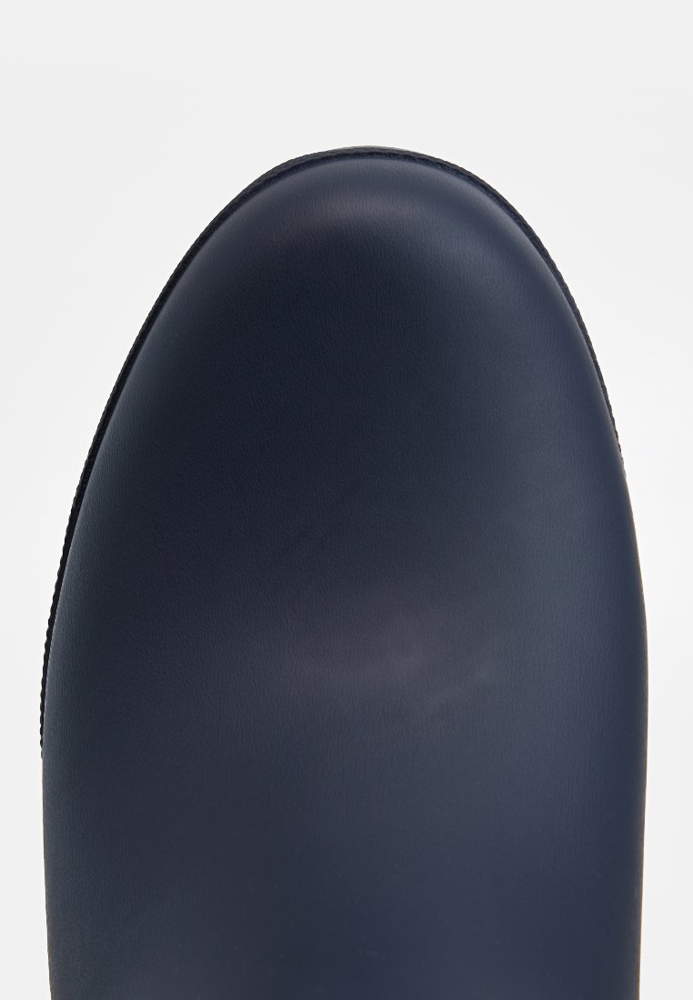Botte de pluie marine avec une finition lisse et brillante, un bout arrondi et une semelle texturée pour l'adhérence. Pas de matériel ou d'accents visibles.