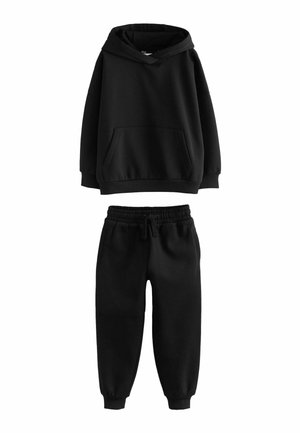 Fekete pamut kapucnis pulóver kenguru zsebbel és hozzáillő, rugalmas derékpántos, megkötős és passzés szárú joggingnadrág.