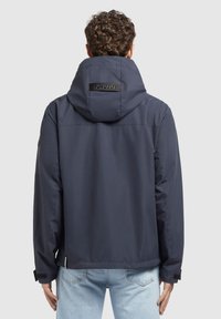 Veste bleu marine avec capuche, comportant un logo dans le dos, des poignets élastiques et une texture lisse. Design léger et décontracté.