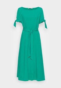 Vestido maxi turquesa em tecido suave, com mangas curtas com laços, decote redondo e cinto na cintura para ajuste.