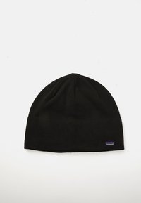Berretto di maglia nera con una texture liscia e un top arrotondato, con un piccolo logo Patagonia viola ricamato sul lato.