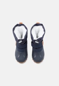 Wodoodporne, granatowe zimowe buty z puszystym białym wyściółką, regulowanym mankietem i podwójnymi paskami zapewniającymi pewne dopasowanie. Teksturowana gumowa podeszwa.