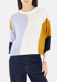 Maglione lavorato a maglia in blu pastello, crema, senape e navy. Presenta una vestibilità ampia, scollatura a girocollo e un design a blocchi di colore con tessuto strutturato.