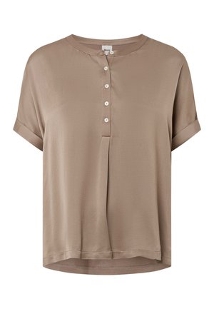 Bruine blouse met korte mouwen en een ronde halslijn, vijfknopssluiting en een subtiele plooidetail aan de voorkant. Glad stoffen textuur.
