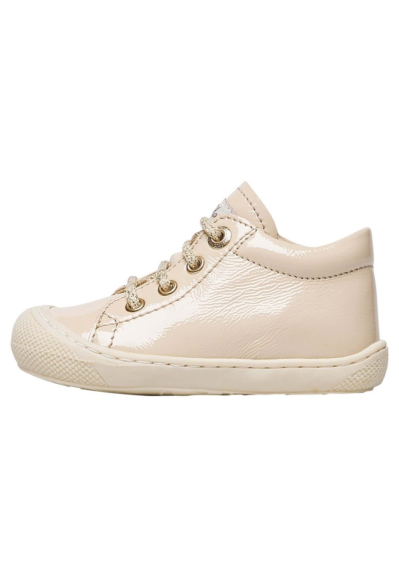 Sneakers basse in pelle lucida beige con finitura testurizzata, punta arrotondata, lacci e suola in gomma con battistrada a motivo.
