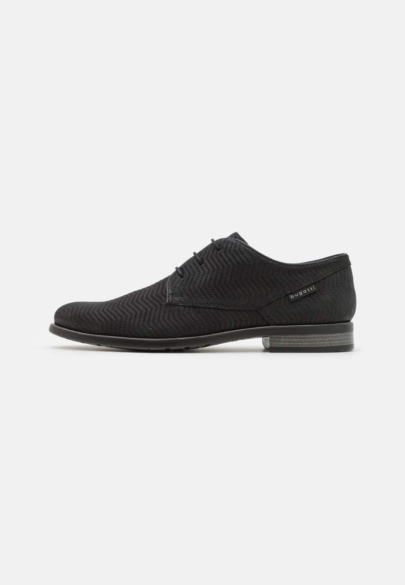 Zapatos negros con un upper de tejido con patrón de espiga, cordones delgados y una suela texturizada de perfil bajo. Presenta un acento de marca en el talón.