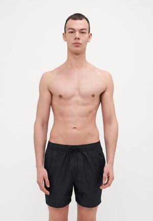 Sorte svøm shorts lavet af let stof med elastisk talje og snøre. Glat tekstur, knælang, enkelt design.