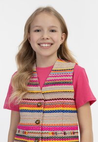 Spalvota audinė liemenė su dryžiais rožinės, oranžinės, mėlynos ir žalios spalvų, su rudais mygtukais. Sujungta su ryškiai rožiniu marškinėliu.