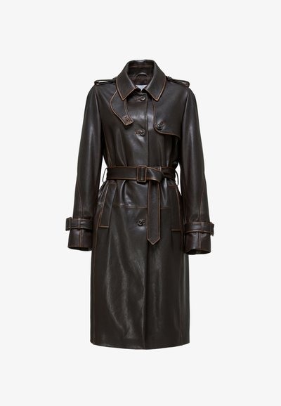 Hnědý kožený trenčkot s páskem v pase, dvojitě zapínací design, velký límec a kontrastní prošívání na manžetách a detailech.