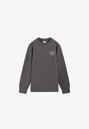 Sudadera gris oscuro con cuello redondo y mangas largas, con un pequeño logo de texto blanco en el pecho izquierdo que dice "Scalpers Sunset & Design NEW CODE."