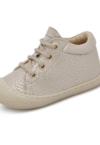 Béžové boty pro batolata s texturovaným povrchem, kulatou špičkou a šněrovacím designem. Vyrobeny s světle zabarvenými tkaničkami a zlatými dírkami na tkaničky.