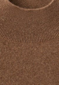 Pull en tricot marron avec un col ras du cou côtelé et une texture douce, mettant en avant la chaleur et un design décontracté.
