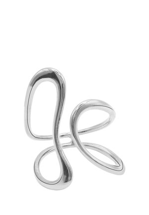 Glänzender silberner Ring mit abstraktem, kontinuierlichem Schlaufen-Design, das asymmetrische offene Formen auf weißem Hintergrund bildet.