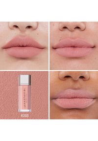 Producto labial en un tubo transparente con acentos plateados. Cuatro muestras de labios en tonos rosa suaves muestran una textura mate y una aplicación suave.