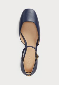 Μαρίνα δερμάτινα μπαλαρίνες με τετράγωνη μύτη, λουράκι στον αστράγαλο και μικρή χρυσή λεπτομέρεια στο λουράκι. Λείο εσωτερικό υλικό.