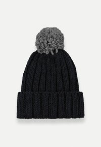 Caciula tricotată de culoare albastru închis, cu un pom-pom gri în vârf, având o textură ribbed și un material grozav pentru căldură.