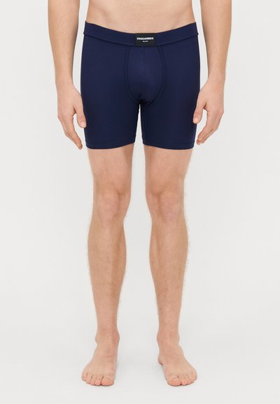 Boxer briefs aderenti blu navy realizzati in tessuto elasticizzato, con un morbido elastico in vita dotato di logo, progettati per comfort e supporto.