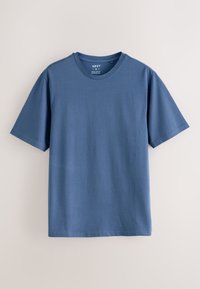 Sinine lühikeste varrukatega t-särk, valmistatud pehmest puuvillast. Omab ümarat kaelust ja tavalist istuvust. Kaelasisesel alal nähtav silt.