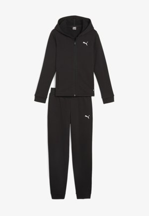 Mustast kahest osast koosnev spordipluus pehmest kangast, millel on tõmblukuga kapuutsiga jakk ja sobivad püksid, mõlemal valged logo aktsendid.