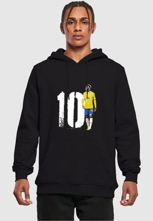 Sort hættejakke med grafik af en fodboldspiller i en gul trøje og blå shorts, med nummer "10" tydeligt vist.