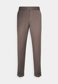 Hnědé kalhoty na míru s ohrnutými nohavicemi a elastickým pasem, přední záhyby a slim straight střih.