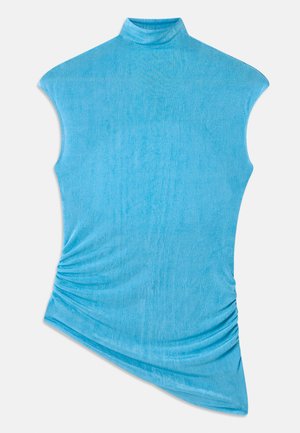 Top sin mangas azul hecho de una tela suave y texturizada. Presenta un cuello alto y un diseño asimétrico con detalles fruncidos de un lado.