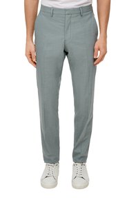 Lichte grijze maatbroeken van geweven stof, met een slim-fit en een flat front design, gecombineerd met witte sneakers.
