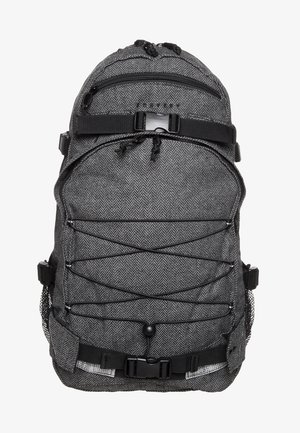 Grijze herringbone-achtige rugzak met meerdere ritsvakjes, elastische koord aan de voorkant, verstelbare banden en mesh zijvakken.