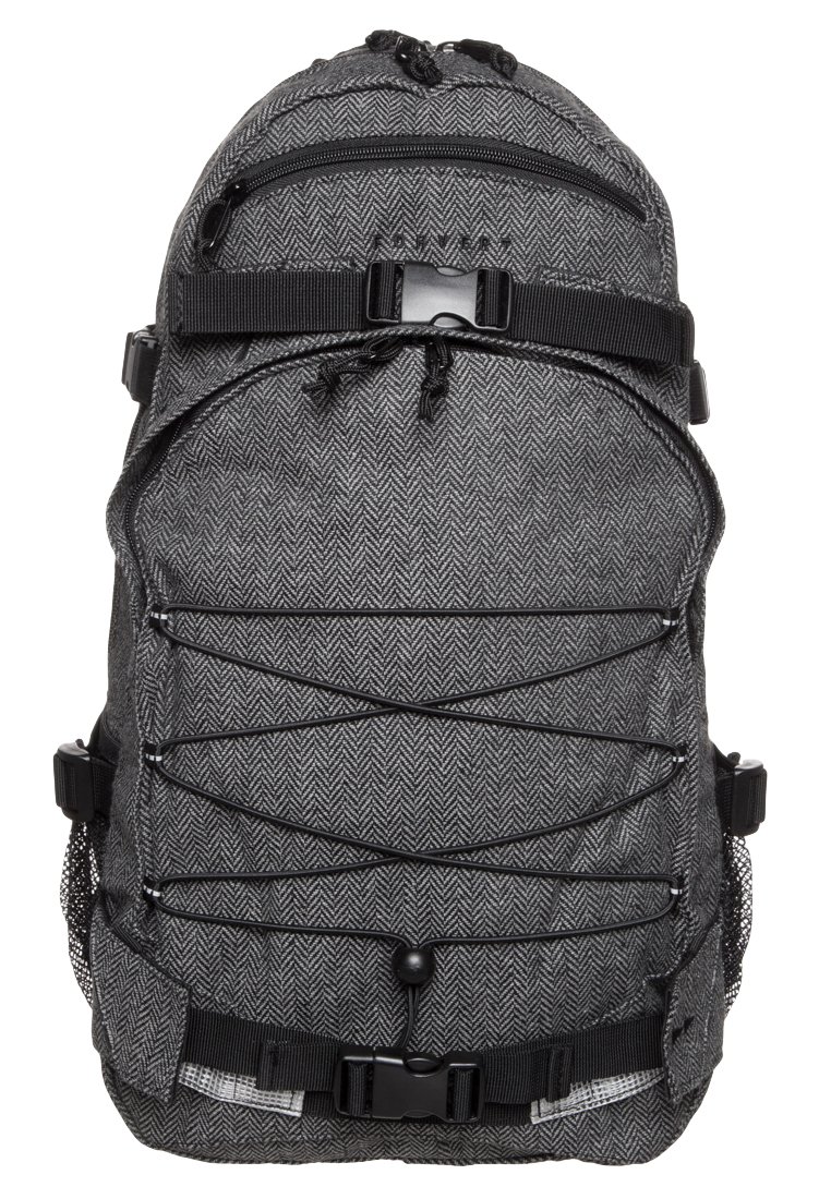 Mochila gris con patrón de espiga, múltiples bolsillos con cremallera, cordón elástico frontal, correas ajustables y bolsillos laterales de malla.