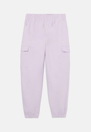 Jasnofioletowe spodnie cargo z elastycznym pasem, dwiema bocznymi kieszeniami i jedną kieszenią z klapką. Zawierają małe białe logo Nike.