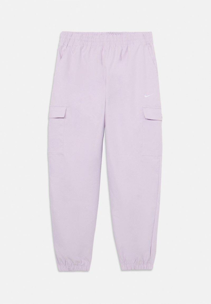 Calças cargo lilás claras com cintura elástica, dois bolsos laterais e um bolso com aba. Apresenta um pequeno logotipo branco da Nike.