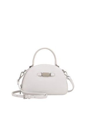 Witte handtas in de vorm van een halve maan met handvat bovenop en afneembare verstelbare schouderriem, voorzien van een klein zilveren logo op de voorkant.
