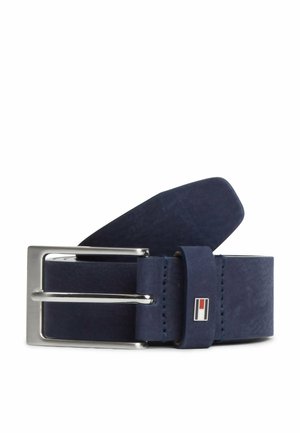 Donkerblauwe leren riem met zilverkleurige rechthoekige gesp en klein rechthoekig logodetail op de riemlus.