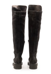 Knielange schwarze Wildlederstiefel mit glatter Textur, flacher Sohle und seitlichen Reißverschlüssen für einfaches An- und Ausziehen. Schlichtes Design ohne sichtbare Muster.