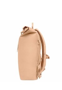 Zaino beige a rullo con finitura texturizzata, dotato di spallacci imbottiti regolabili, una cerniera laterale e una forma rettangolare elegante.