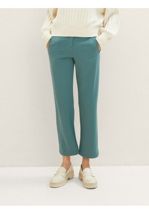Teal cropped broeken met een gladde textuur, zijzakken en een ontspannen pasvorm, gecombineerd met off-white platform instappers.