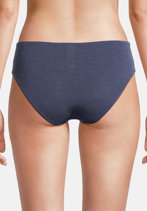 Donna che indossa slip bikini a vita alta di colore blu navy semplice, vista da dietro su sfondo bianco.