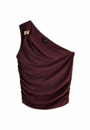Ein ärmelloses burgunderfarbenes Oberteil aus weichem Stoff mit seitlicher Raffung und einem goldenen Akzent am Schulterbereich.
