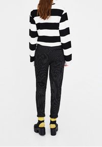 PULL&BEAR Tygbyxor - black