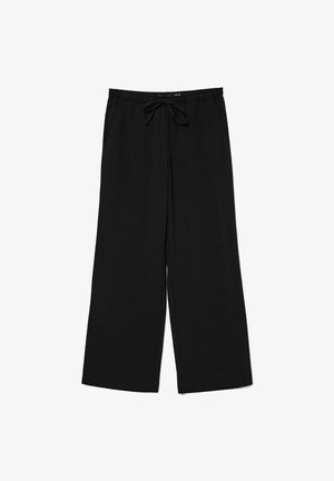 Sorte breddebenede bukser lavet af blødt stof, med en elastisk talje med snor til justerbar pasform og en glat overflade.